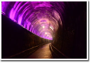 隧道裡利用LED燈變化營造彩虹夢幻風情