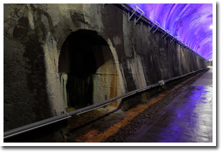 隧道裡仍保留了舊鐵道的避車空間